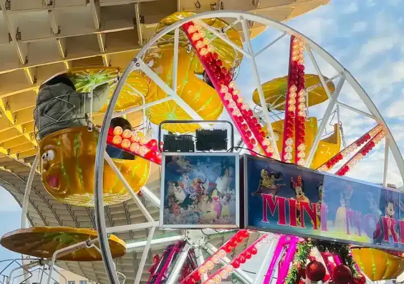 Mini noria en Setalandia. SA