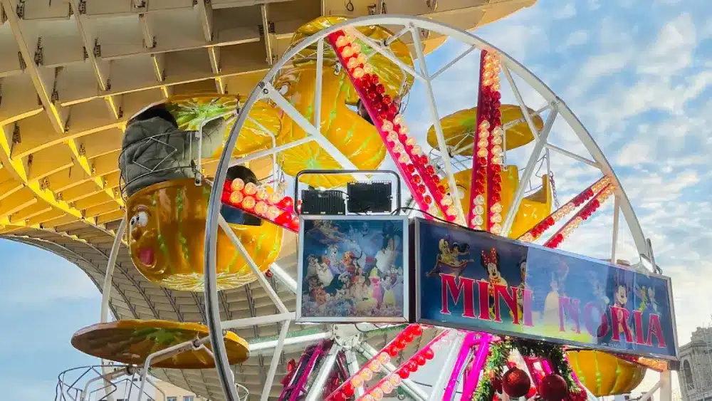 Mini noria en Setalandia. SA