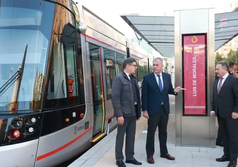 El alcalde de Sevilla, José Luis Sanz, en la nueva parada de tranvía en la avenida Luis de Morales - ROCÍO RUZ / EUROPA PRESS