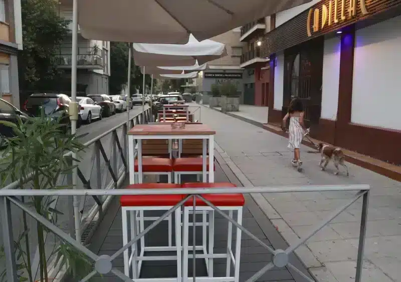 Archivo - Una tarima instalada en un bar de Los Remedios en Sevilla para ampliar el espacio de veladores. Imagen de archivo. - Rocío Ruz - Europa Press - Archivo