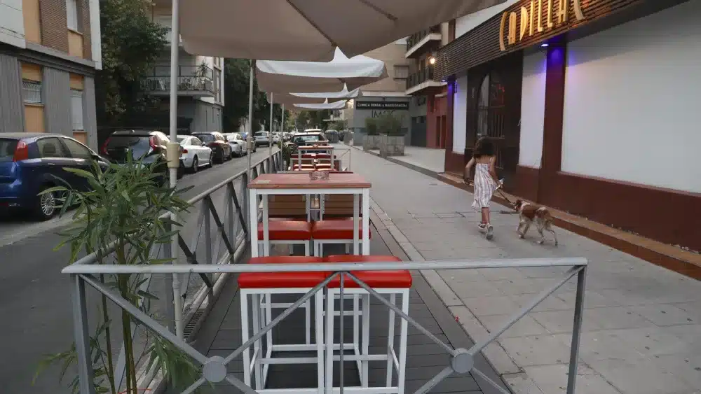 Archivo - Una tarima instalada en un bar de Los Remedios en Sevilla para ampliar el espacio de veladores. Imagen de archivo. - Rocío Ruz - Europa Press - Archivo