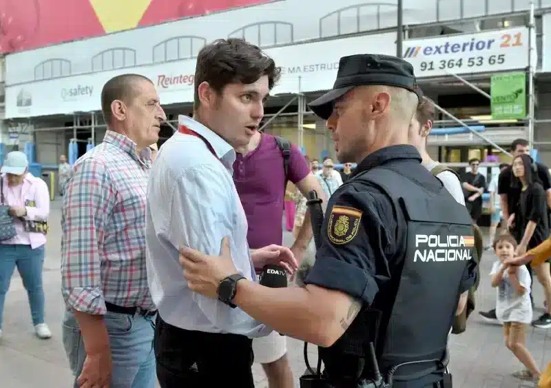 Archivo - Varios manifestantes se enfrentan aVito Quiles (2i), durante la concentración en Madrid contra Milei - Gustavo Valiente - Europa Press - Archivo