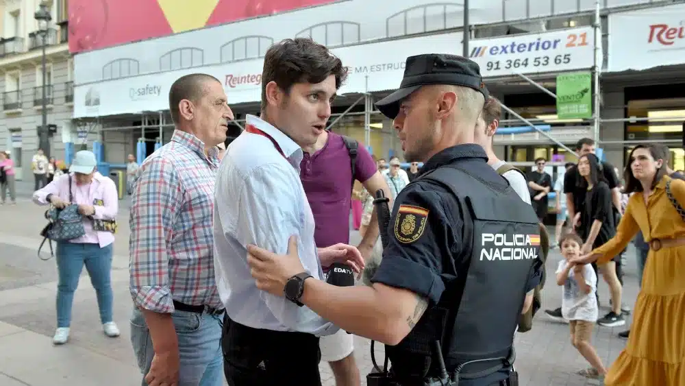 Archivo - Varios manifestantes se enfrentan aVito Quiles (2i), durante la concentración en Madrid contra Milei - Gustavo Valiente - Europa Press - Archivo