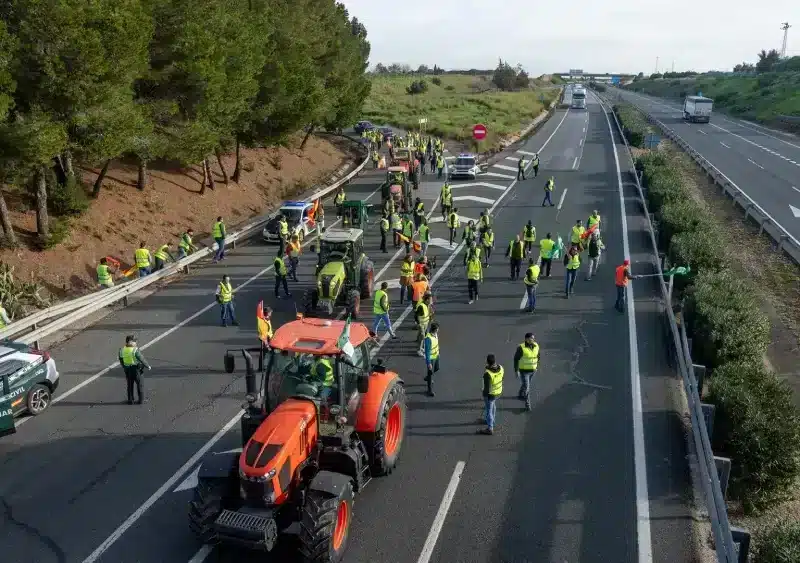 Archivo - Agricultores convocados por Asaja, COAG, UPA y Cooperativas Agroalimentarias se concentran en las carreteras de acceso a Sevilla. (Imagen de archivo) - Francisco J. Olmo - Europa Press - Archivo