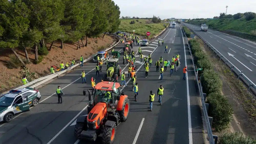 Archivo - Agricultores convocados por Asaja, COAG, UPA y Cooperativas Agroalimentarias se concentran en las carreteras de acceso a Sevilla. (Imagen de archivo) - Francisco J. Olmo - Europa Press - Archivo