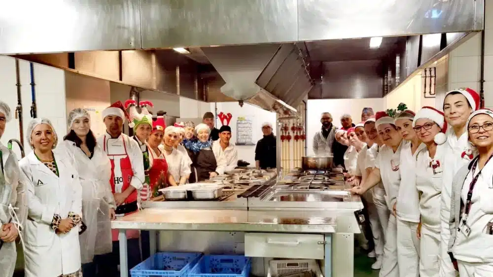 Los trabajadores del Área de Gestión Sanitaria Sur de Sevilla encargados de diseñar los menús especiales navideños para los pacientes. - JUNTA DE ANDALUCÍA