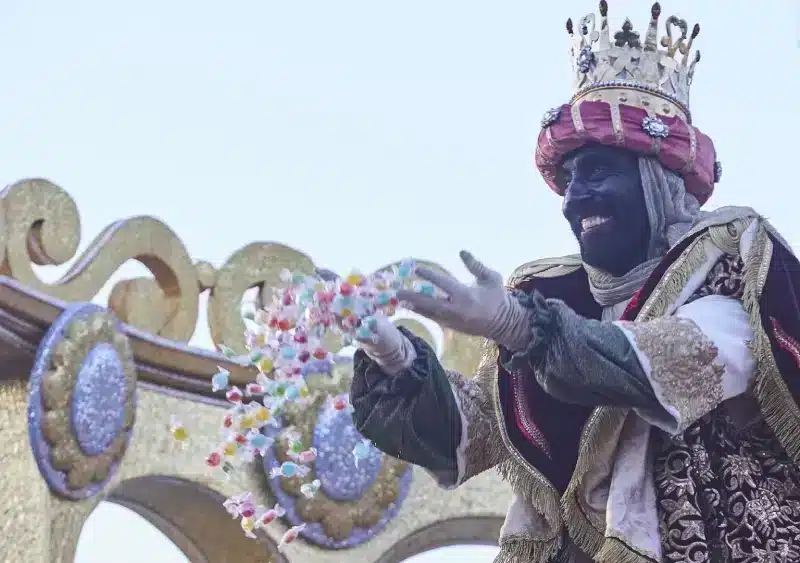 Archivo - El Rey Baltasar en una reciente Cabalgata de Reyes en Sevilla. - Joaquin Corchero - Europa Press - Archivo