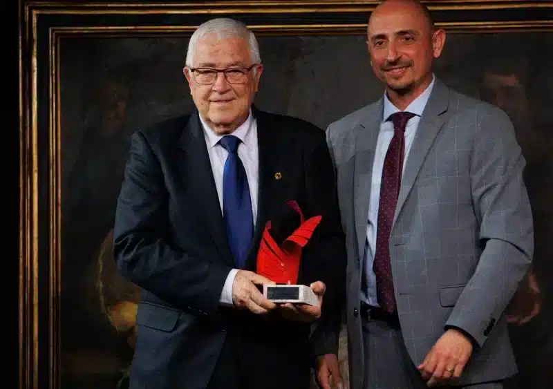 Archivo - El compositor Abel Moreno posa con un premio a su trayectoria profesional. - Alejandro Martínez Vélez - Europa Press - Archivo