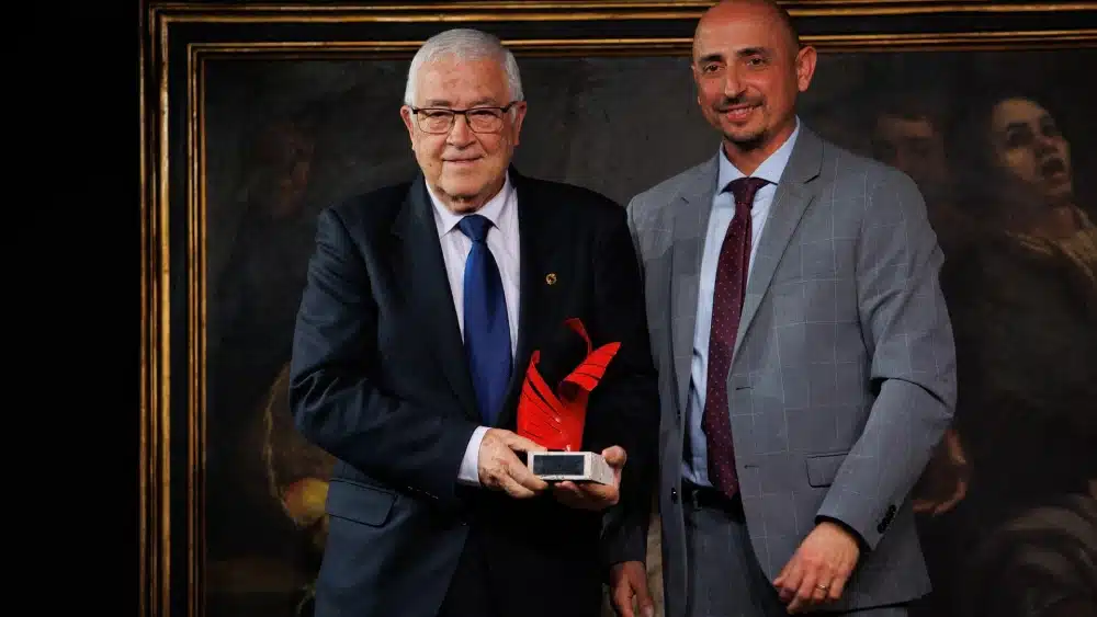 Archivo - El compositor Abel Moreno posa con un premio a su trayectoria profesional. - Alejandro Martínez Vélez - Europa Press - Archivo