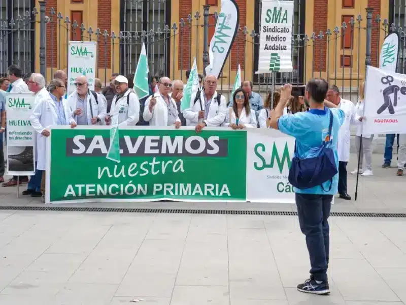 Archivo - Sanitarios del Sindicato Médico Andaluz, concentrados ante el Palacio de San Telmo - Eduardo Briones - Europa Press - Archivo
