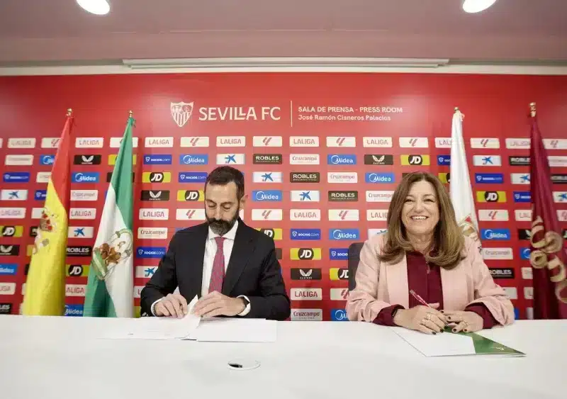La Junta y el Sevilla Fútbol Club han firmado un convenio de colaboración para la Formación Profesional (FP) en Andalucía. La consejera de Desarrollo Educativo y FP, María del Carmen Castilla, junto el director general del Sevilla FC, José González-Dans. - ESTHER LOBATO/EUROPA PRESS