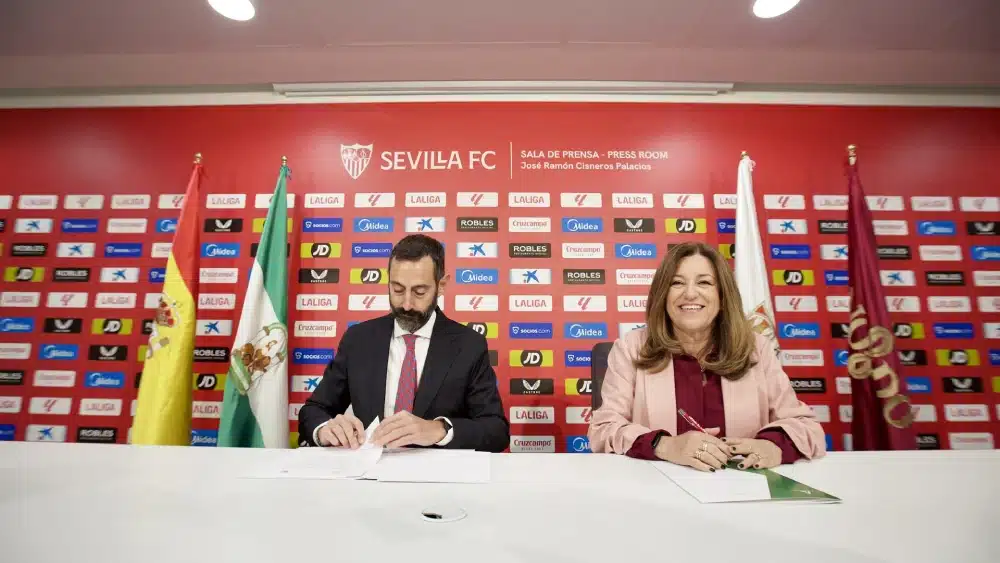 La Junta y el Sevilla Fútbol Club han firmado un convenio de colaboración para la Formación Profesional (FP) en Andalucía. La consejera de Desarrollo Educativo y FP, María del Carmen Castilla, junto el director general del Sevilla FC, José González-Dans. - ESTHER LOBATO/EUROPA PRESS