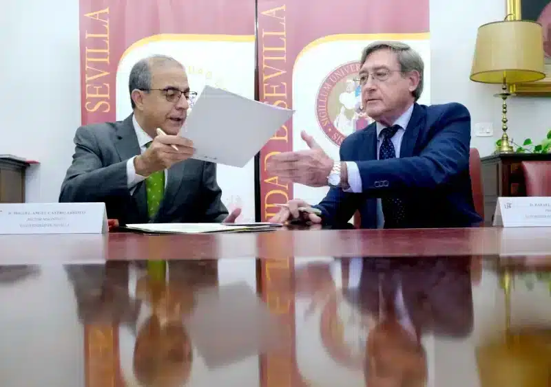 El rector de la US y el presidente de la APS durante la firma del convenio.