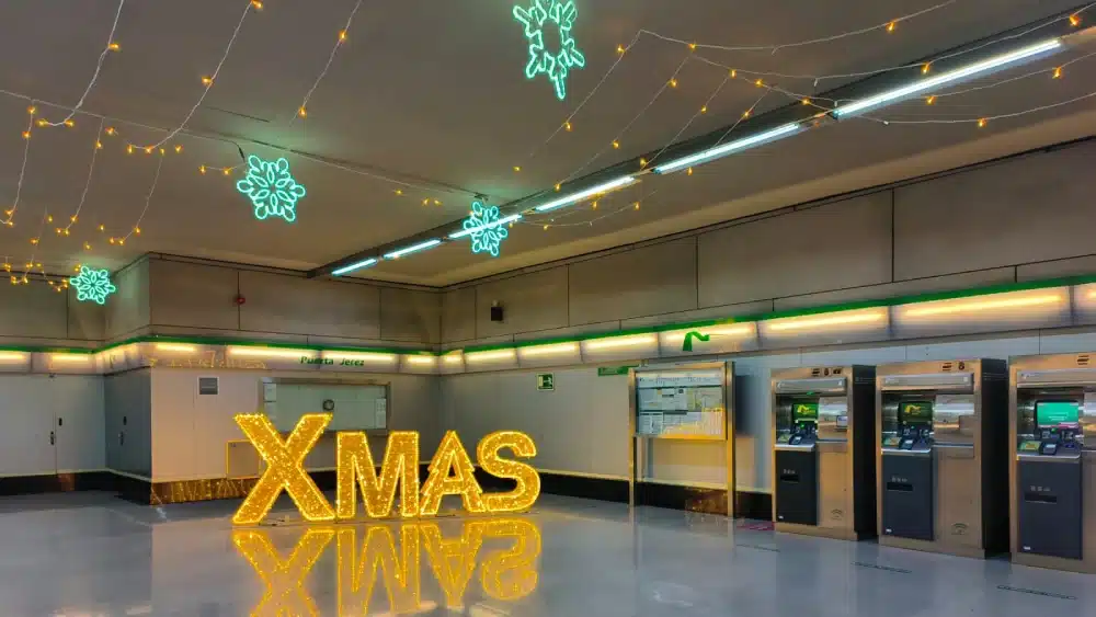 Estación de Puerta Jerez decorada de Navidad