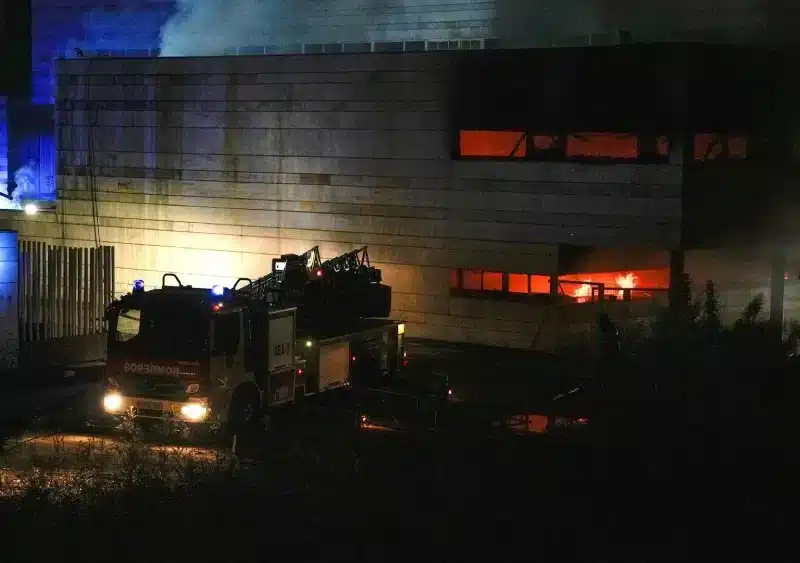 Bomberos sofocan el incendio producido en el Auditorio Rocío Jurado de Sevilla - Joaquin Corchero - Europa Press