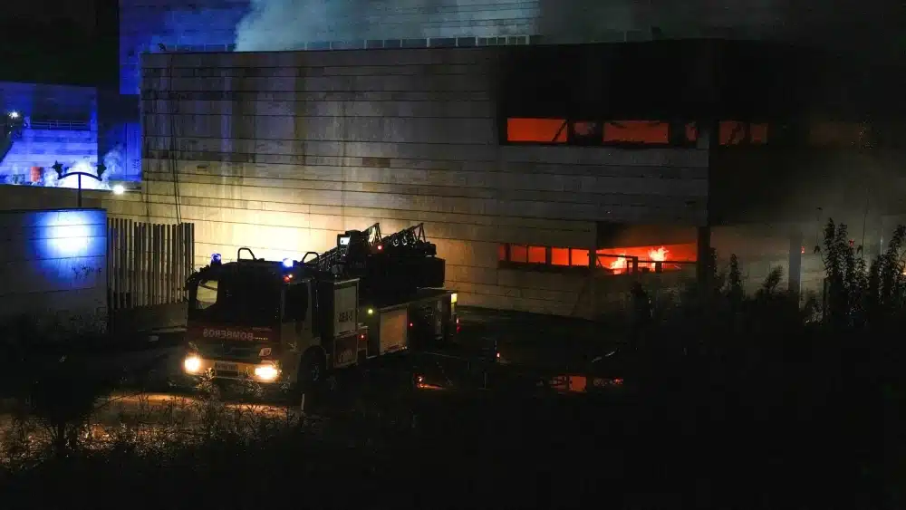 Bomberos sofocan el incendio producido en el Auditorio Rocío Jurado de Sevilla - Joaquin Corchero - Europa Press