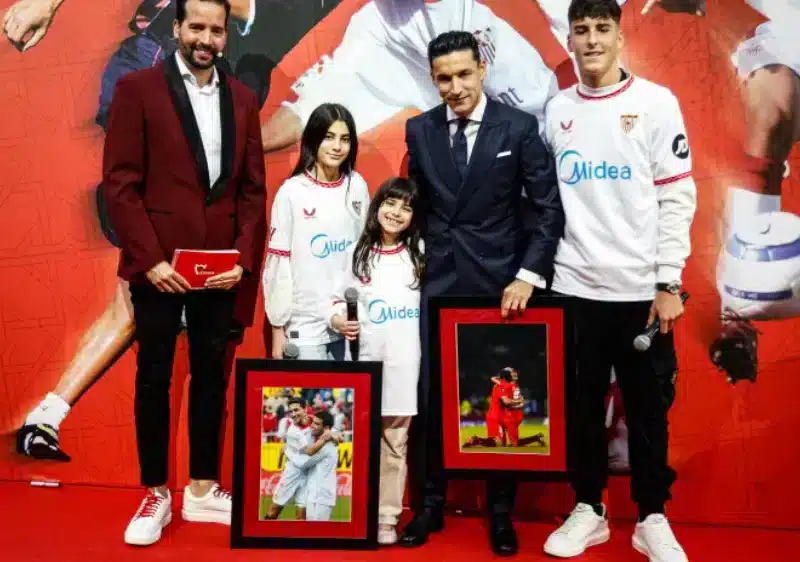 Jesús Navas posa junto a las hijas de Reyes y el hijo de Antonio Puerta con las históricas fotos con sus padres