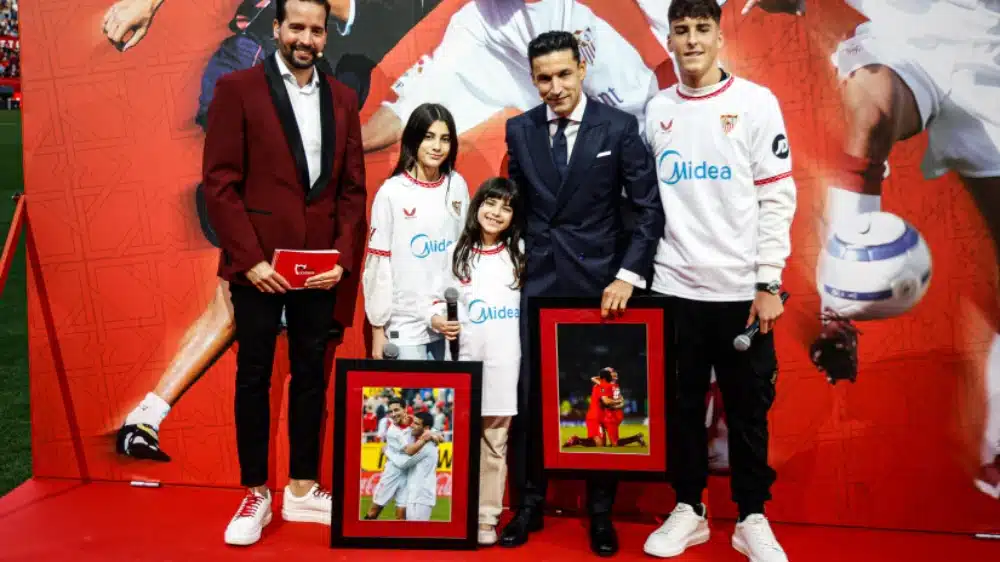 Jesús Navas posa junto a las hijas de Reyes y el hijo de Antonio Puerta con las históricas fotos con sus padres