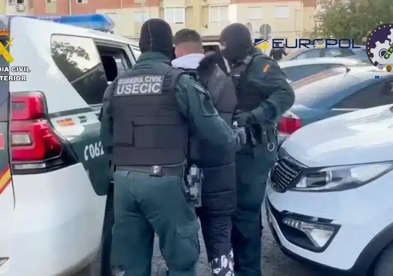 Efectivos de la Guardia Civil realizando una detención.