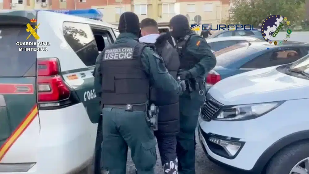 Efectivos de la Guardia Civil realizando una detención.