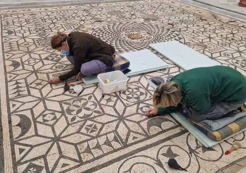 Tareas de restauración en el mosaico de Medusa - AYUNTAMIENTO DE CARMONA