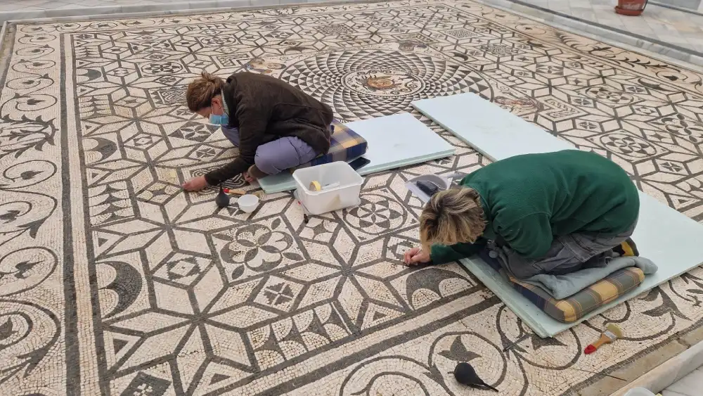 Tareas de restauración en el mosaico de Medusa - AYUNTAMIENTO DE CARMONA