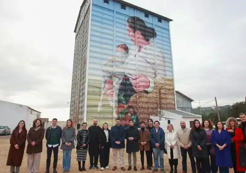 Foto de familia durante la inauguración del mural de la recovera - ROCÍO RUZ / EUROPA PRESS