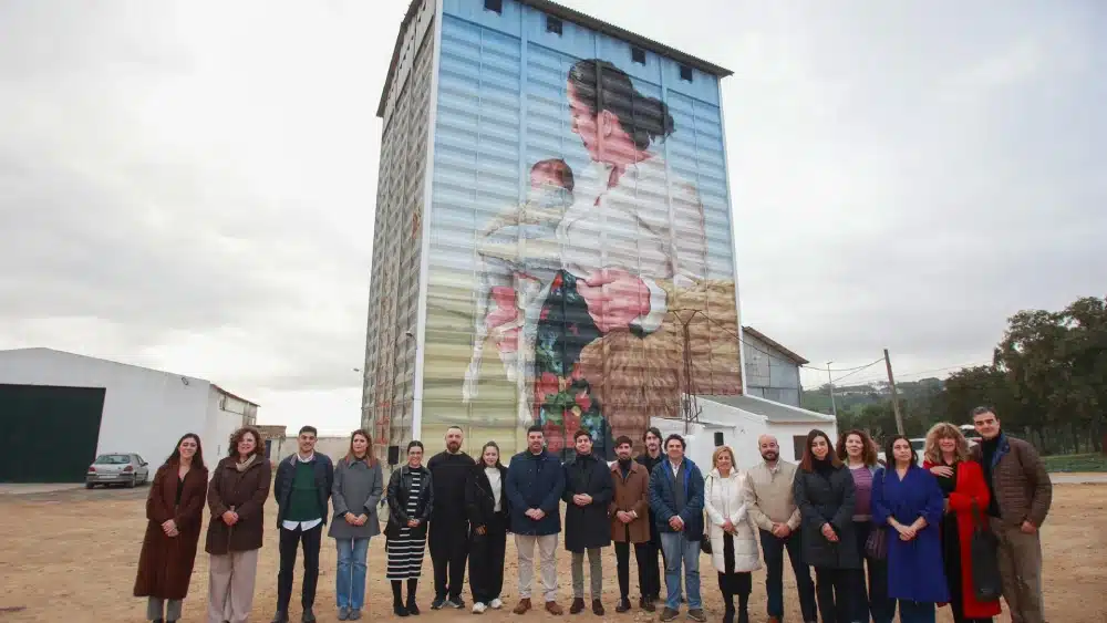 Foto de familia durante la inauguración del mural de la recovera - ROCÍO RUZ / EUROPA PRESS