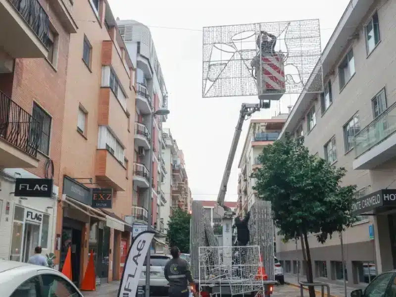 Operarios del Ayuntamiento de Sevilla instalan las luces navideñas en el barrio de Los Remedios, en foto de archivo. - Rocío Ruz - Europa Press - Archivo