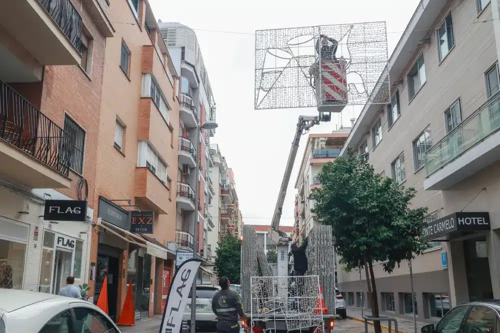 Operarios del Ayuntamiento de Sevilla instalan las luces navideñas en el barrio de Los Remedios, en foto de archivo. - Rocío Ruz - Europa Press - Archivo