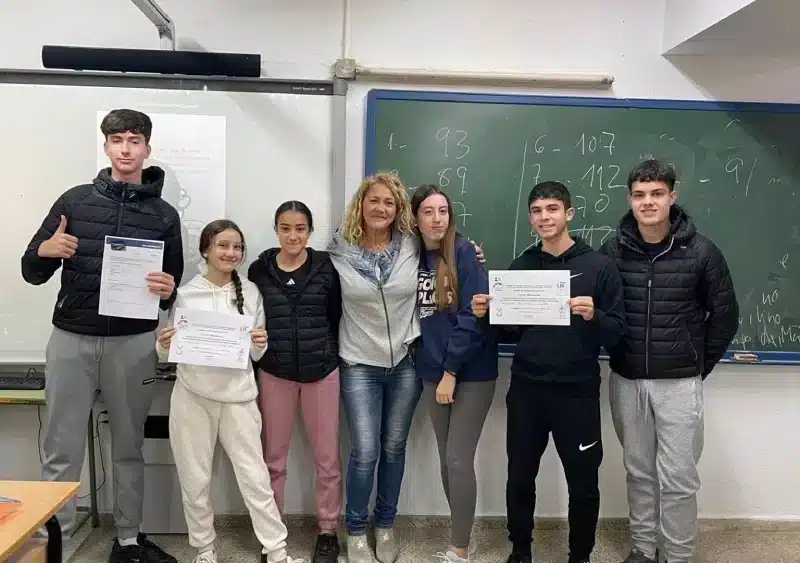 Alumnado con los diplomas de participación en el proyecto STEAM_Womenrang. - UNIVERSIDAD DE SEVILLA