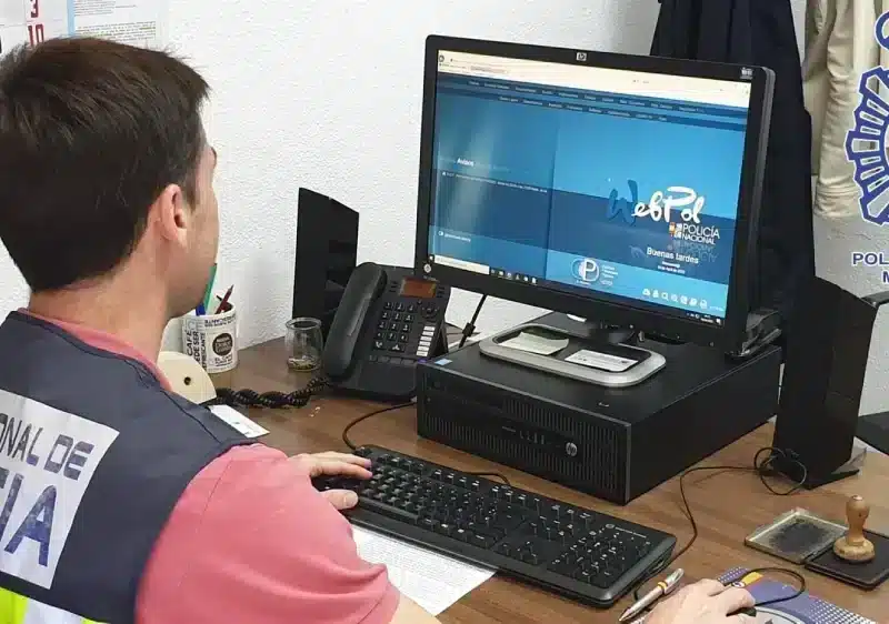 Archivo - Un agente de la Policía Nacional frente a su ordenador - POLICÍA NACIONAL - Archivo