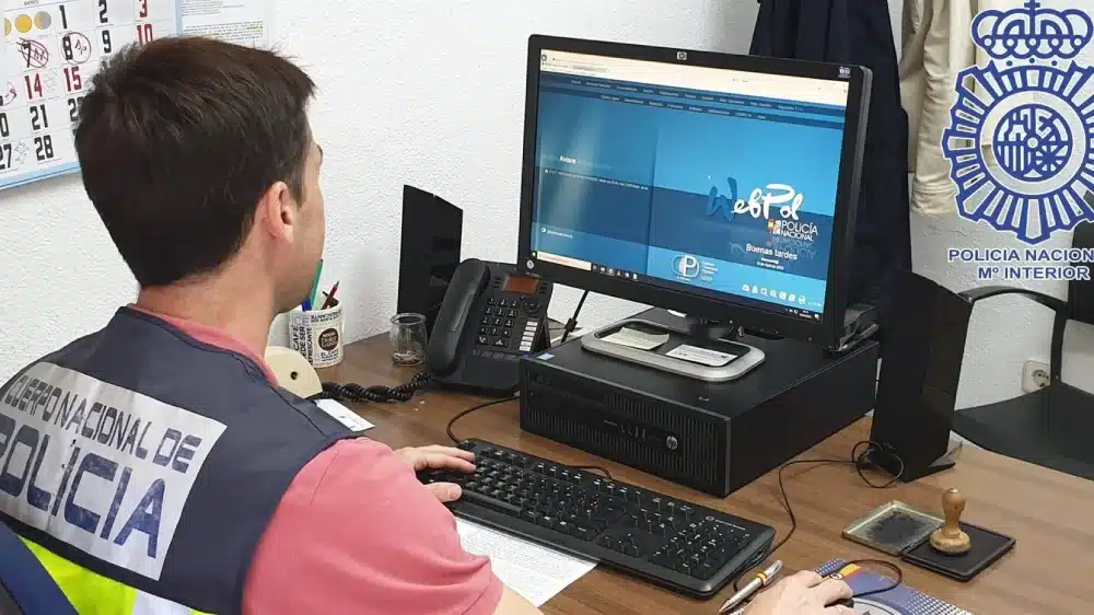 Archivo - Un agente de la Policía Nacional frente a su ordenador - POLICÍA NACIONAL - Archivo