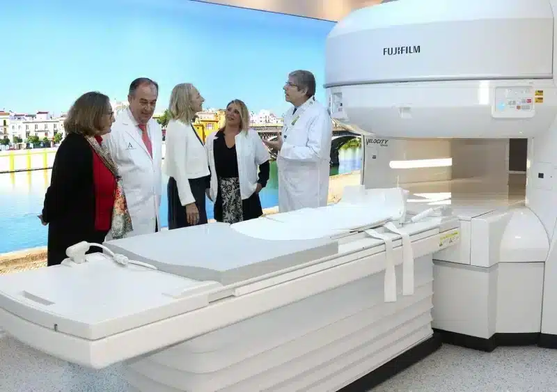 La consejera de Salud y Consumo de la Junta de Andalucía, Rocío Hernández, visita la primera resonancia magnética abierta de alta intensidad de la sanidad pública andaluza en el Hospital Universitario Virgen de Macarena. - JUNTA DE ANDALUCÍA