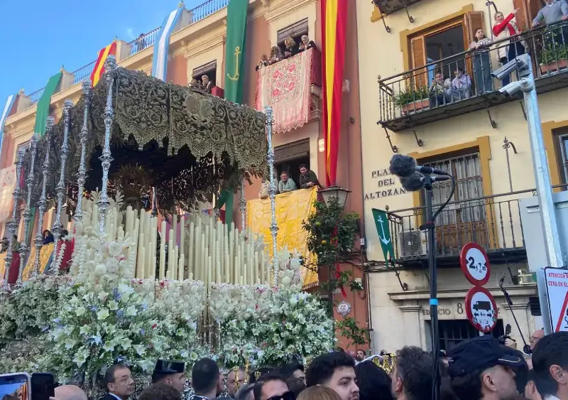 La Esperanza de Triana durante la Magna por la Plaza del Altozano. Palma González