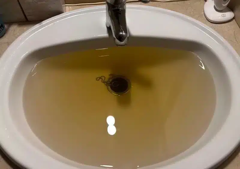 El agua corriente de Lora del Río vuelve a oscurecerse - PSOE DE LORA DEL RÍO