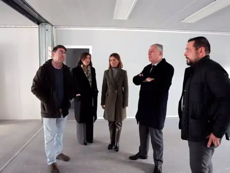 Visita al módulo prefabricado que acogerá provisionalmente el comedor del CEIP Valdés Leal - AYUNTAMIENTO DE SEVILLA