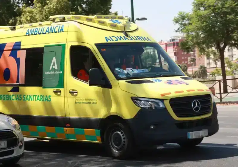 Archivo - Una ambulancia del 061 circula por unha calle del centro de Sevilla (imagen de archivo) - ROCÍO RUZ / EUROPA PRESS - Archivo