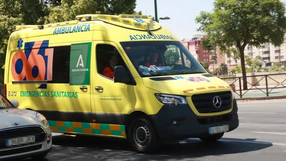Archivo - Una ambulancia del 061 circula por unha calle del centro de Sevilla (imagen de archivo) - ROCÍO RUZ / EUROPA PRESS - Archivo