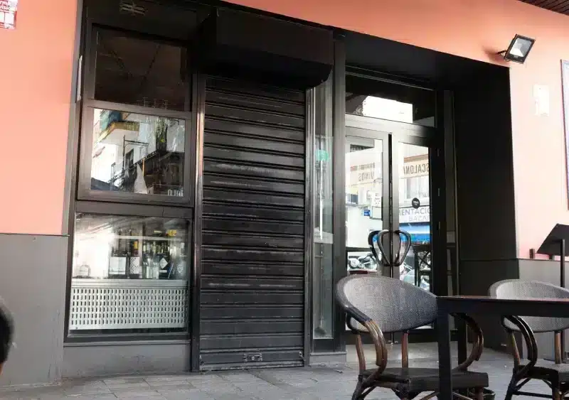 Archivo - Negocios cerrado en protesta por los altos precios de la energía, a 8 de noviembre de 2022 Sevilla (Andalucía, España). (Imagen de archivo). - Francisco J. Olmo - Archivo