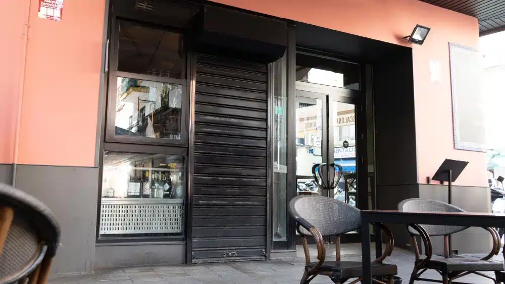 Archivo - Negocios cerrado en protesta por los altos precios de la energía, a 8 de noviembre de 2022 Sevilla (Andalucía, España). (Imagen de archivo). - Francisco J. Olmo - Archivo