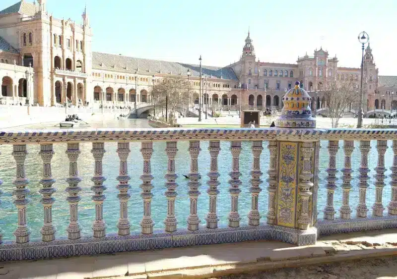 Balaustrada cerámica de la Plaza de España tras su restauración. - AYTO.DE SEVILLA