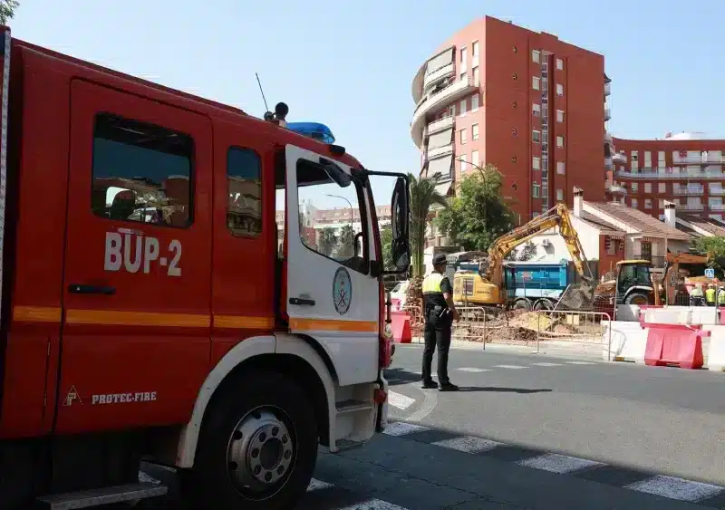 Archivo - Policía local y bomberos cortan la Avenida de las Ciencias en Sevilla Este por un escape de gas, en una foto de archivo. - Rocío Ruz - Europa Press - Archivo