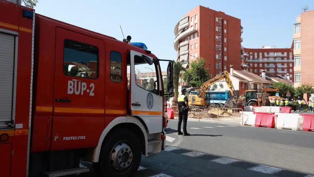 Archivo - Policía local y bomberos cortan la Avenida de las Ciencias en Sevilla Este por un escape de gas, en una foto de archivo. - Rocío Ruz - Europa Press - Archivo