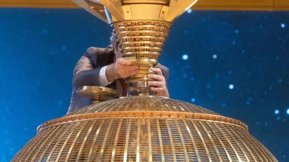 Preparación del bombo antes de la celebración del Sorteo Extraordinario de la Lotería de Navidad 2024, en el Teatro Real. - Eduardo Parra - Europa Press