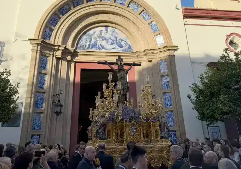 El Cristo de la Expiración de la Hermandad del Cachorro ya pone rumbo a la Catedral de Sevilla. CGHCS