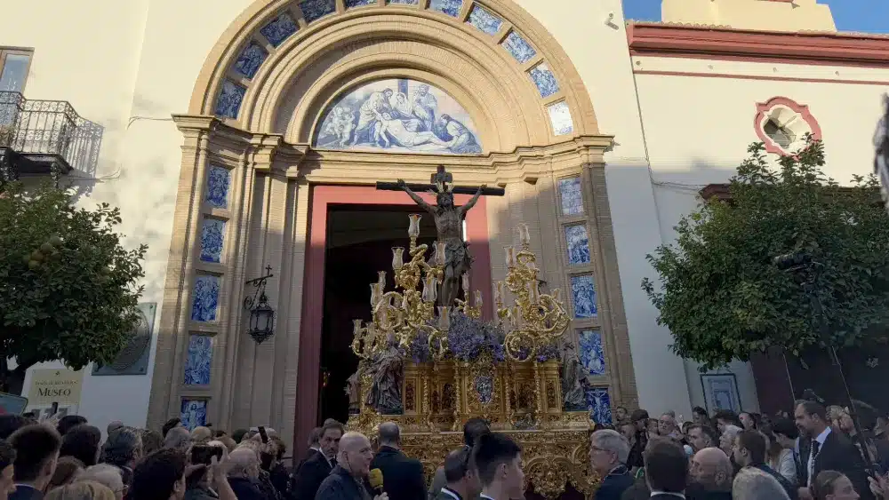 El Cristo de la Expiración de la Hermandad del Cachorro ya pone rumbo a la Catedral de Sevilla. CGHCS