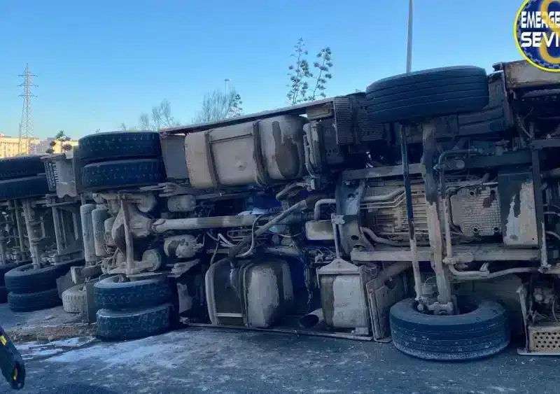 Vuelca un camión junto al Centro Comercial Lagoh