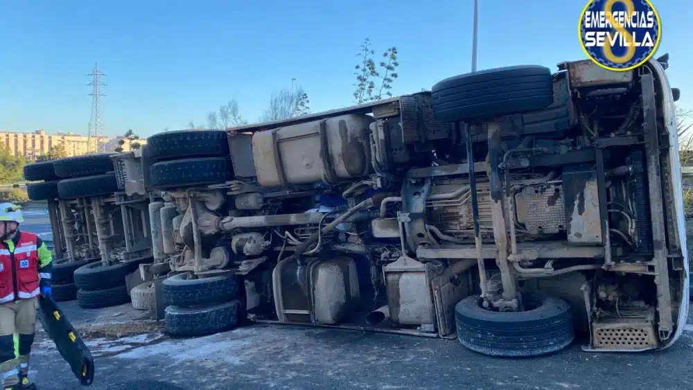 Vuelca un camión junto al Centro Comercial Lagoh
