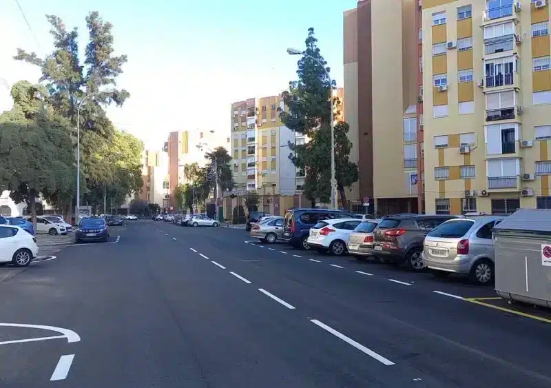 Reasfaltado en una de las avenidas de la ciudad acometido en la última semana. - AYTO.DE SEVILLA